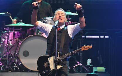 Bruce Springsteen dona l'armonica a due fan nel live di Wembley