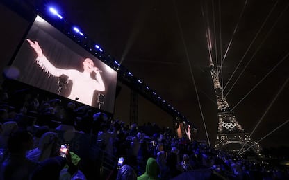 Olimpiadi 2024, le performance della cerimonia di apertura