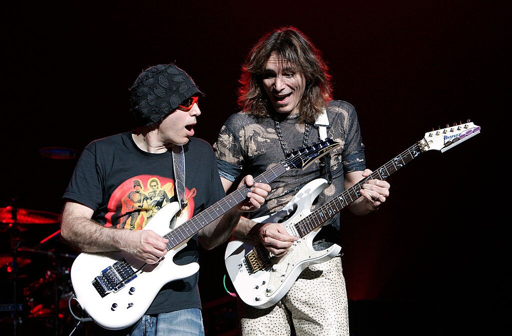 Joe Satriani e Steve Vai durante il tour europeo del G3 nel 2004 joe satriani steve vai