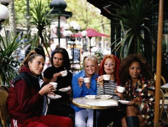 English pop group The Spice Girls on a cafe terrace, Paris, September 1996. Left to right: Melanie Chisholm, Victoria Beckham, Emma Bunton, Geri Halliwell and Melanie Chisholm, aka Sporty, Posh, Baby, Ginger and Scary Spice. (Photo by Tim Roney/Getty Images) 
