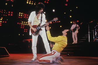 Singer Freddie Mercury (1946 - 1991) and guitarist Brian May of British rock band Queen in concert at Wembley Stadium, July 1986. (Photo by Dave Hogan/Getty Images)