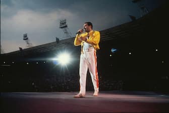 Singer Freddie Mercury (1946 - 1991) performing with Queen at Wembley Stadium, London, July 1986. The band played two nights at the venue, as part of the Magic Tour, on 11th and 12th July. (Photo by Dave Hogan/Getty Images)