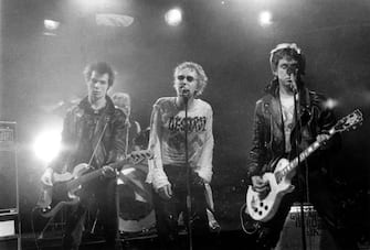 UNITED KINGDOM - JUNE 01:  Photo of Paul COOK and SEX PISTOLS and Sid VICIOUS and Johnny ROTTEN; L-R: Sid Vicious, Paul Cook (drums), Johnny Rotten (John Lydon), Steve Jones, performing on set of 'Pretty Vacant' video  (Photo by Virginia Turbett/Redferns)
