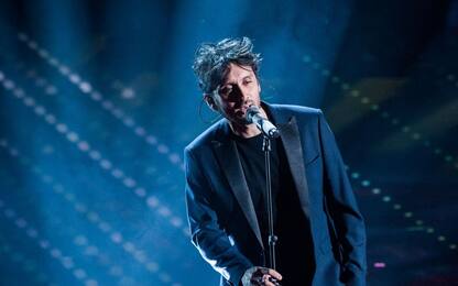 I cantanti di Sanremo 2022, Fabrizio Moro sul palco con Sei tu. FOTO