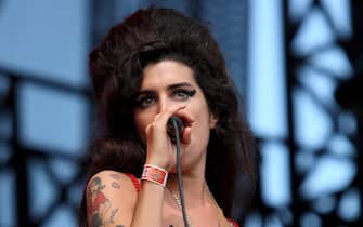 Amy Winehouse sul palco durante un concerto