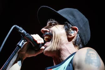 epa06095831 Anthony Kiedis from US rock band Red Hot Chili Peppers performs on stage during the first day of the 42nd Paleo Festival in Nyon, Switzerland, 18 July 2017 (issued 19 July 2017). The event runs from 18 to 23 July.  EPA/VALENTIN FLAURAUD   EDITORIAL USE ONLY