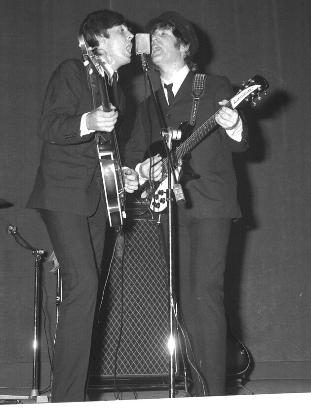 Paul McCartney e John Lennon durante il concerto a Roma