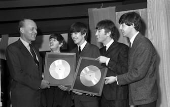 Bildnummer: 55886990  Datum: 19.11.1963  Copyright: imago/United Archives
Sir Joseph Lockwood presents the Beatles with two silver LP s to mark the quarter million plus sales of their LP, Please, Please me , and their new LP , With the Beatles , at a ceremony at EMI House in London . The Beatles are , left to right , drummer Ringo Starr , George Harrison , John Lennon and Paul McCartney . 19th November 1963 mono negative !AUFNAHMEDATUM GESCHƒTZT! kbdig 1963 quadrat 1960s 60s award disc famous framed group icon iconic LP personality silver disc silver LP sixties  o0 Mc Cartney

 55886990 Date 19 11 1963 Copyright Imago United Archives Sir Joseph Lockwood Presents The Beatles With Two Silver LP S to Mark The Quarter Million Plus Sales of their LP Please Please ME and their New LP With The Beatles AT a Ceremony AT EMI House in London The Beatles are left to Right Drummer Ringo rigid George Harrison John Lennon and Paul McCartney 19th November 1963 Mono Negative date estimated Kbdig 1963 Square 1960s 60s Award Disc Famous Framed Group Icon  LP Personality Silver Disc Silver LP Sixties o0 Mc Cartney