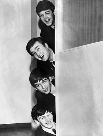 The Beatles playing peek - a - boo around a door. 8th October 1963 Mono Negative AUFNAHMEDATUM GESCHƒTZT UnitedArchives1247862