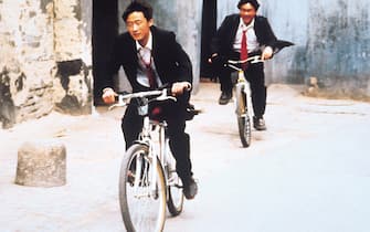 Li Bin e Cui Lin in una scena del film Le biciclette di Pechino uscito nel 2001