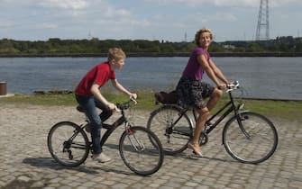 Thomas Doret e Cécile De France in una scena tratta dal film Il ragazzo con la bicicletta del 2011
