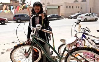 Waad Mohammed in una scena tratta dal film La bicicletta verde del 2012