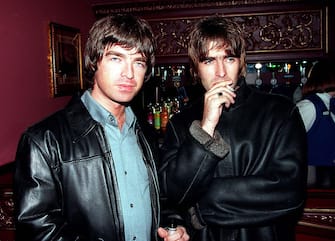 LONDON - 1995: Oasis lead singer Liam Gallagher and brother Noal Gallagher at the opening night of Steve Coogan's comedy show in the West End, London. (Photo by Dave Hogan/Getty Images)