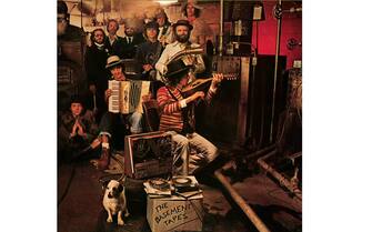 Bob Dylan e The Band ritratti nello scatto che fa da copertina all'album "The Basement Tapes"