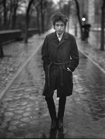 Bob Dylan a passeggio indossa un impermeabile