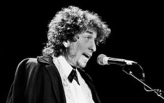 American Folk and Pop musician Bob Dylan speaks onstage during his induction at the Rock and Roll Hall of Fame Awards at the Waldorf Astoria, January 20, 1988. (Photo by Gary Gershoff/Getty Images)