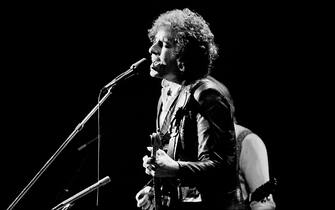 CHICAGO, IL  - OCTOBER 14: Bob Dylan at the Chicago Stadium on October 17, 1978 in Chicago, Illinois.  (Photo by Paul Natkin/WireImage)


