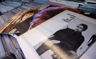 epa05583833 The records 'Blonde on Blonde' (L-R), 'At Budokan' and 'Another side of Bob Dylan' by US singer-songwriter Bob Dylan lie in a record store in Munich, Germany, 13 October 2016. Dylan won the 2016 Nobel Prize in Literature, the Swedish Academy announced in Stockholm on 13 October 2016.  EPA/SVEN HOPPE ILLUSTRATION