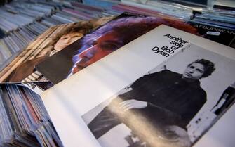 epa05583833 The records 'Blonde on Blonde' (L-R), 'At Budokan' and 'Another side of Bob Dylan' by US singer-songwriter Bob Dylan lie in a record store in Munich, Germany, 13 October 2016. Dylan won the 2016 Nobel Prize in Literature, the Swedish Academy announced in Stockholm on 13 October 2016.  EPA/SVEN HOPPE ILLUSTRATION