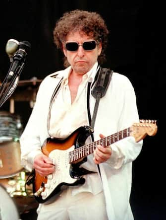epa05583464 (FILE) A file picture dated 11 July 1998 shows US musician Bob Dylan performing at the 3rd Dr Music Festival in Escalarre, near Lleida, Spain. Dylan won the 2016 Nobel Prize in Literature, the Swedish Academy announced in Stockholm on 13 October 2016.  EPA/LAURENT AIS