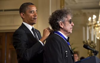 epa03241235 US President Barack Obama awards the Medal of Freedom to rock legend Bob Dylan in the East Room of the White House in Washington, DC USA 29 May, 2012. The Medal of Freedom is considered America's highest civilian honor.  EPA/JIM LO SCALZO