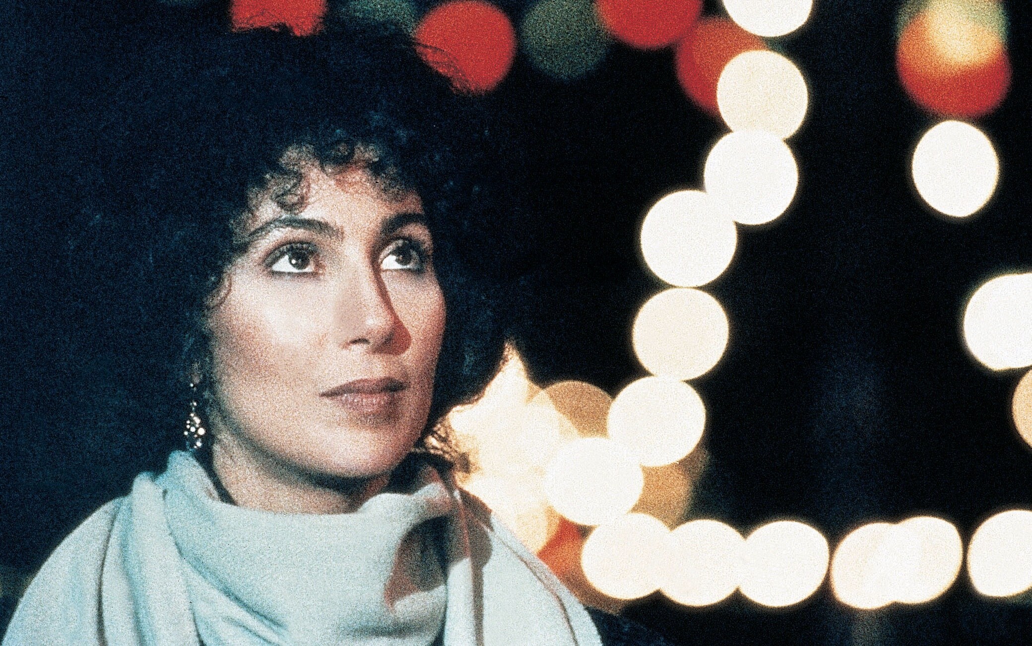 Cher in una scena del film "Stregata dalla luna" nel 1987