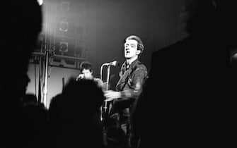 Joe Strummer (1952 - 2002) performing with British punk group The Clash at the Coliseum, Harlesden, London, 11th March 1977. On the left is guitarist Mick Jones. (Photo by Julian Yewdall/Getty Images)