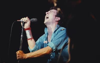 Singer Joe Strummer (1952 - 2002), of British punk group The Clash, performing in New York, September 1979. (Photo by Michael Putland/Getty Images)