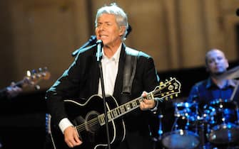 La carriera di Claudio Baglioni Claudio Baglioni durante il concerto per i terremotati de L'Aquila