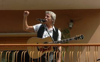 La carriera di Claudio Baglioni Claudio Baglioni concerto sul balcone