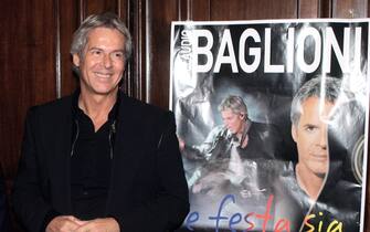La carriera di Claudio Baglioni Claudio Baglioni davanti alla locandina di un suo concerto