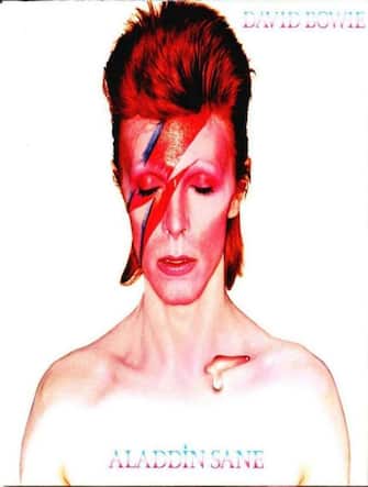 +++ ANSA PROVIDES ACCESS TO THIS HANDOUT PHOTO TO BE USED SOLELY TO ILLUSTRATE NEWS REPORTING OR COMMENTARY ON THE FACTS OR EVENTS DEPICTED IN THIS IMAGE; NO ARCHIVING; NO LICENSING +++ La copertina dell'album "Aladdin Sane" (1973) di David Bowie, 22 dicembre 2015. ANSA/ UFFICIO STAMPA