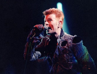 epa05096933 (FILES) A file picture dated on 12 July 1996 shows British singer David Bowie performing on stage during his concert at the Doctor Music Festival in Lerida, Spain. According to reports quoting David Bowie's son and his official Facebook page, Bowie, 69, has died on 10 January 2016 after a battle with cancer. 'David Bowie died peacefully surrounded by his family after a courageous 18 month battle with cancer. While many of you will share in this loss, we ask that you respect the family's privacy during their time of grief,' read a statement posted on the artist's official social media accounts.  EPA/STRINGER