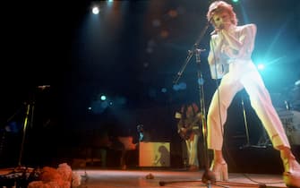 LOS ANGELES - 1973:  Musician David Bowie performs onstage during his "Ziggy Stardust" era in 1973 in Los Angeles, California. (Photo by Michael Ochs Archives/Getty Images)