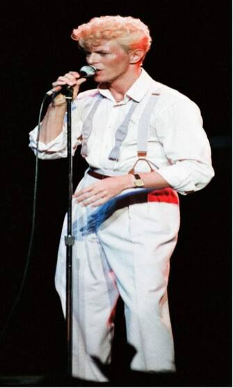 English: David Bowie on stage during the 1983 Serious Moonlight Tour  .ANSA/ WIKIPEDIA the copyright holder of this work, release this work into the public domain. 