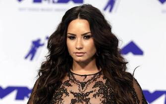 epa06167548 Demi Lovato arrives on the red carpet for the 34th MTV Video Music Awards (VMA) at The Forum in Inglewood, California, Los Angeles, USA, 27 August 2017.  EPA/MIKE NELSON *** Local Caption *** 52990027