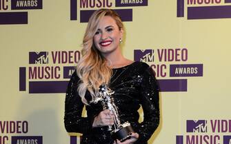 epa03387460 US singer Demi Lovato poses with her award for Best Video With a Message at the MTV Video Music Awards in Los Angeles, California, USA, 06 September 2012.  EPA/PAUL BUCK