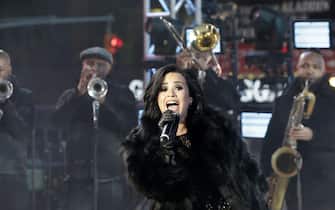 epa05085064 US singer Demi Lovato performs before New Year's Eve in New York's Times Square, USA, 31 December 2015. An estimated one million people assembled on New York's Times Square to count down to the New Year.  EPA/JASON SZENES