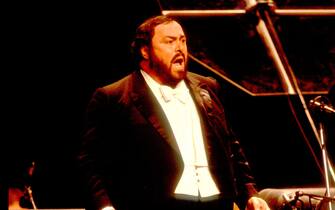 Italian tenor Luciano Pavarotti performs onstage at the Poplar Creek Music Theater, Hoffman Estates, Illinois, August 13, 1984. (Photo by Paul Natkin/Getty Images)