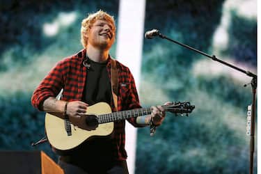 epa06273222 (FILE) - British singer Ed Sheeran performs at the Glastonbury Festival of Contemporary Performing Arts 2017 at Worthy Farm, near Pilton, Somerset, Britain, 25 June 2017. Ed Sheeran has confirmed on 18 October 2017 that the first 7 concerts of his upcoming world tour had to be canceled. Sheeran got involved in a bicycle accident and broke his right wrist and left elbow.  EPA/NIGEL RODDIS *** Local Caption *** 53608104