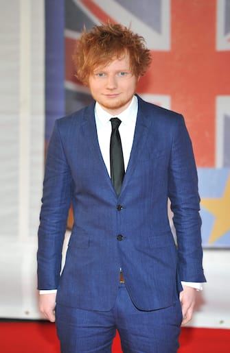 epa03115806 British singer Ed Sheeran, winner of the British male solo artist and British breakthrough act, arrives for the 2012 Brit Awards held at the O2 Arena in London, Britain, 21 February 2012.  EPA/DANIEL DEME
