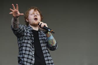 epa04234394 British singer Ed Sheeran performs during the fourth day of the Rock in Rio Lisbon festival at the Parque da Bela Vista in Lisbon, Portugal, 30 May 2014.  EPA/MIGUEL A. LOPES
