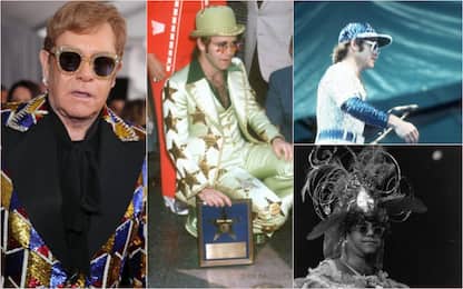 Elton John compie 76 anni: i suoi look più famosi. LE FOTO