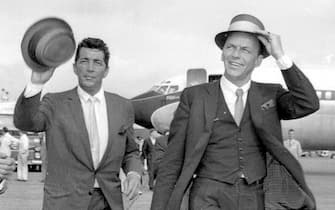 PAP98 - 19980515 - LONDON, UNITED KINGDOM : (FILES) File picture dated 04 August 1961 of veteran singers and close friends Frank Sinatra (right) and Dean Martin arriving at London's Heathrow Airport. Sinatra, the foremost romantic balladeer of American popular music, died of a heart attack last night at the age of 82, his publicist announced 15 May.   EPA/PA-FILES     *Available black & white only*    UK OUT