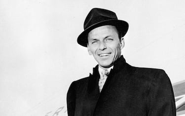 MAG06 - 19680401 - PARIS, FRANCE : (FILES) Legendary US singer Frank Sinatra in file picture dated April1968 at Orly airport arrives in Paris. Sinatra died of a heart attack 15 May at the age of 82.    EPA/AFP FILES