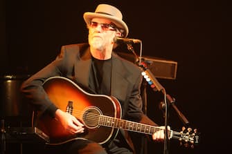Italian singer-songwriter Francesco De Gregori performs in Rome, Italy, 2014. (Photo by Luciano Viti/Getty Images)