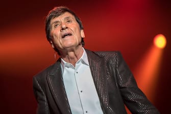 MILAN, ITALY - MARCH 28:  Gianni Morandi performs on stage at Mediolanum Forum on March 28, 2018 in Milan, Italy.  (Photo by Francesco Prandoni/Redferns)