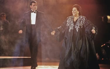 Singers Freddie Mercury (1946 - 1991) of British rock band Queen and Montserrat Caballe perform a duet at La Nit, in Barcelona's Castle Square, for the 1992 Cultural Olympiad, 8th October 1988. (Photo by Dave Hogan/Getty Images)