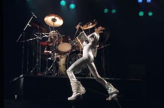 LONDON, ENGLAND - JANUARY 01:  Singer Freddie Mercury (1946 - 1991) of British rock band Queen performing on stage circa 1975 in London,  England. (Photo by Anwar Hussein/Getty Images)