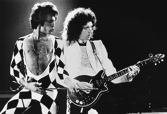 INGLEWOOD, CA - 1978:  Singer Freddie Mercury and guitarist Brian May of the rock group Queen perform "We Are The Champions" onstage during a 1978 Inglewood, California, concert at the Forum. (Photo by George Rose/Getty Images)